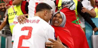 أشرف حكيمي يحتفل مع أمه